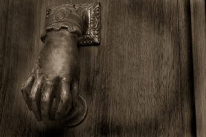 El Señor está colgado de la aldaba de nuestro corazón