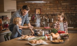 En medio, en el centro, como quien une