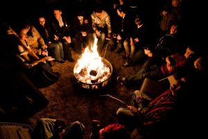 Una persona con la que se puede charlar en torno al fuego