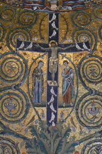 La cruz de la que salen palomas
